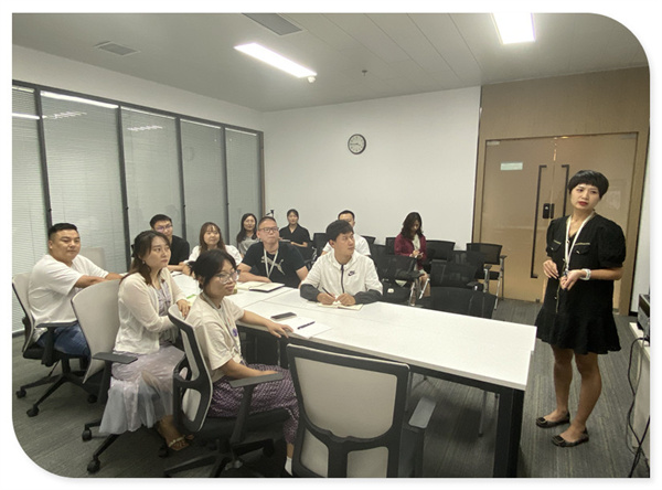 公司組織《職場中商務(wù)禮儀》的培訓(xùn)